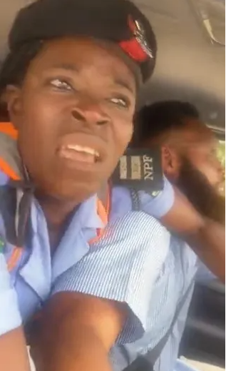 NIGERIAN POLICE OFFICER CRIES OUT FOR HELP AS TAXI DRIVER ZOOMS OFF WITH HER IN HIS VEHICLE, NIGERIAN POLICE OFFICER CRIES OUT FOR HELP AS TAXI DRIVER ZOOMS OFF WITH HER IN HIS VEHICLE, INFINITY LOADED