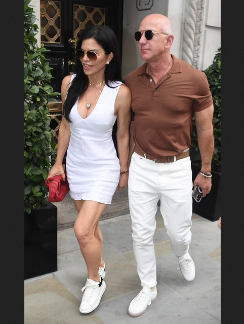 Amazon boss, "Jeff Bezos", 58, steps out with his girlfriend in London (photos), Amazon boss, &#8220;Jeff Bezos&#8221;, 58, steps out with his girlfriend in London (photos), INFINITY LOADED